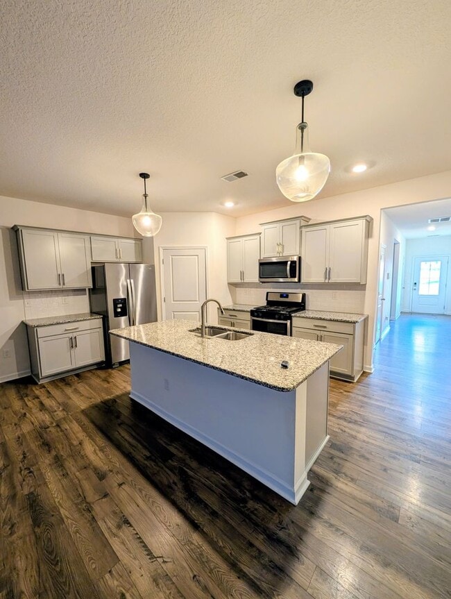 Building Photo - Great Home Available Now