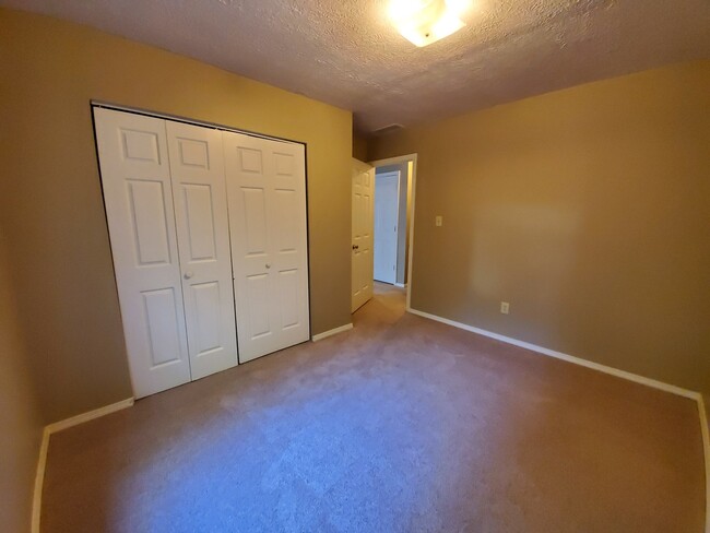 Building Photo - 4 bedroom, 2 bathroom duplex.