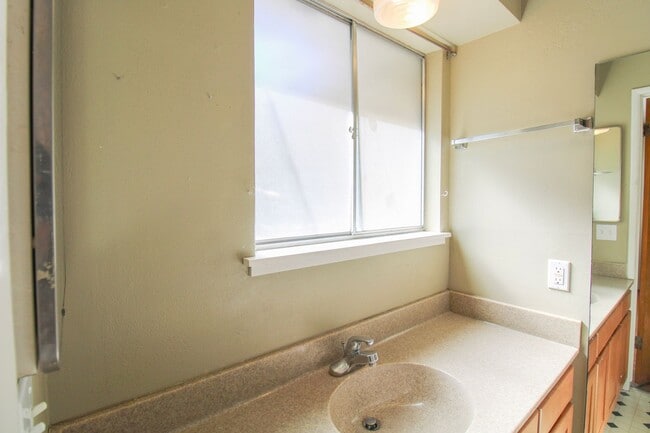 Building Photo - 4 Bedroom House with Large Backyard Near Cal Poly