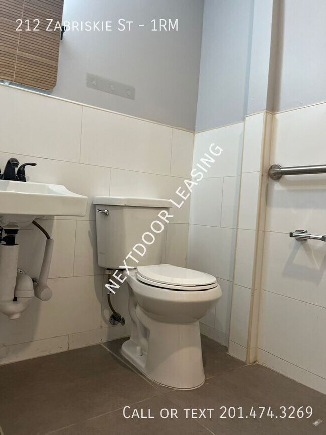 Building Photo - 212 Zabriskie St