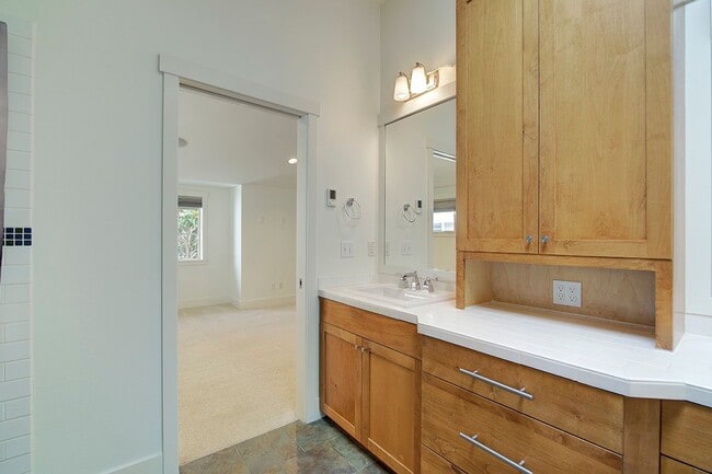 Building Photo - 2Bd/1.5Ba Seattle Townhouse