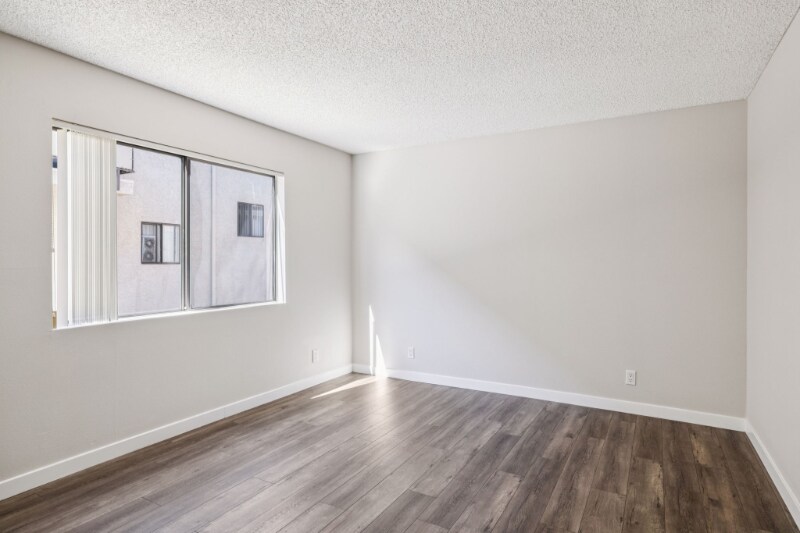 Building Photo - 507 E Cedar Ave