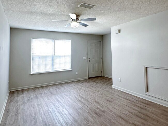 Building Photo - 1921 Larette Dr