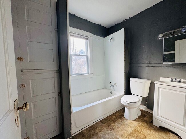 Building Photo - 2816 E 125th St