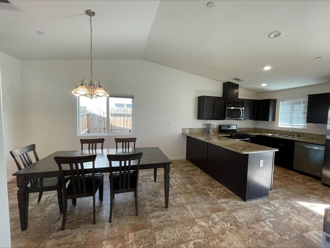 Building Photo - 3 Bed 2 Bath South Bakersfield Home