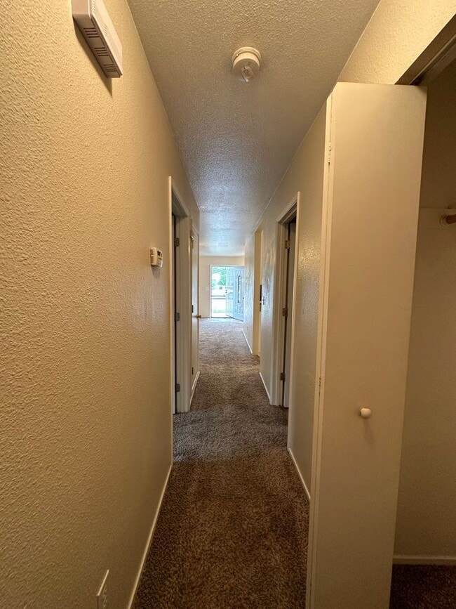 Building Photo - Cute well maintained home, convenient Anderson location