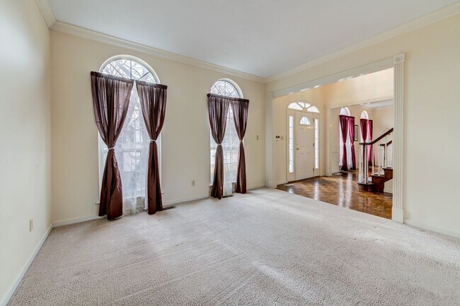 Building Photo - Spacious Parkway South Home with Walk-Out Basement & Large Backyard