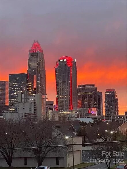 Building Photo - 911 E 8th St