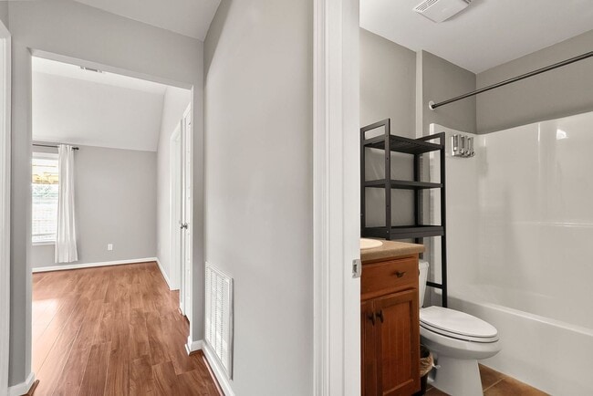 Building Photo - Cozy 3 Bed 2 Bath Home Available Now thru July 2026!