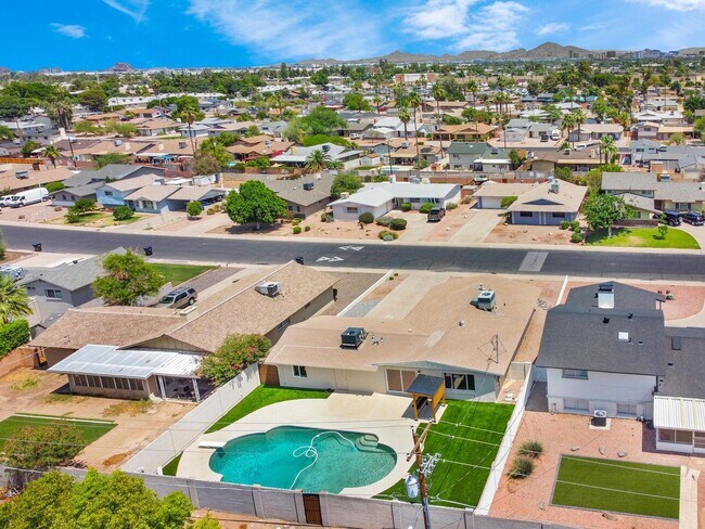 Building Photo - 6 Bedroom/4 Bath - Fully Remodeled