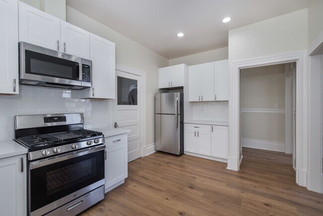 Building Photo - Fully Remodeled, Top Floor 3/2 Full Floor Flat W/ Bonus Room! In-Unit W/D!