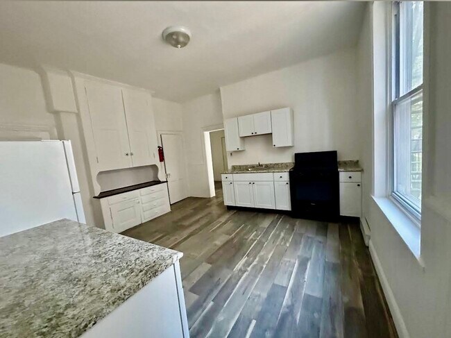 Primary Photo - 930 W Main St