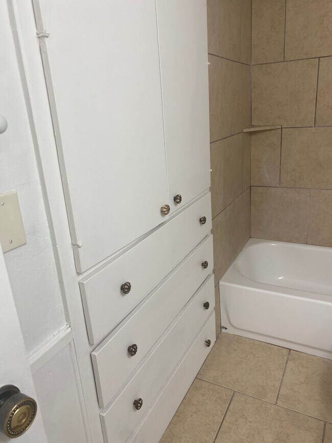 Building Photo - Great 2 Bedroom Condo !