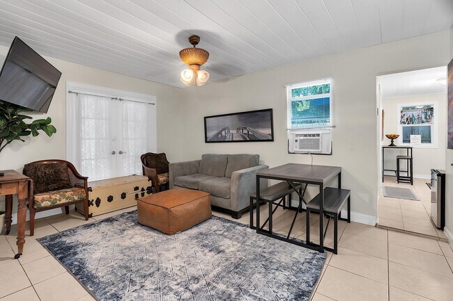 Building Photo - 909 N Palmway