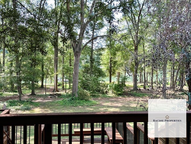 Building Photo - Townhouse available on Lake Hartwell—comes with a water view!