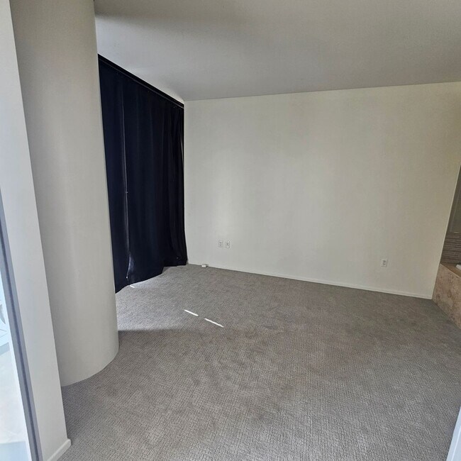 Building Photo - Gorgeous 1 bedroom over the Las Vegas Strip!