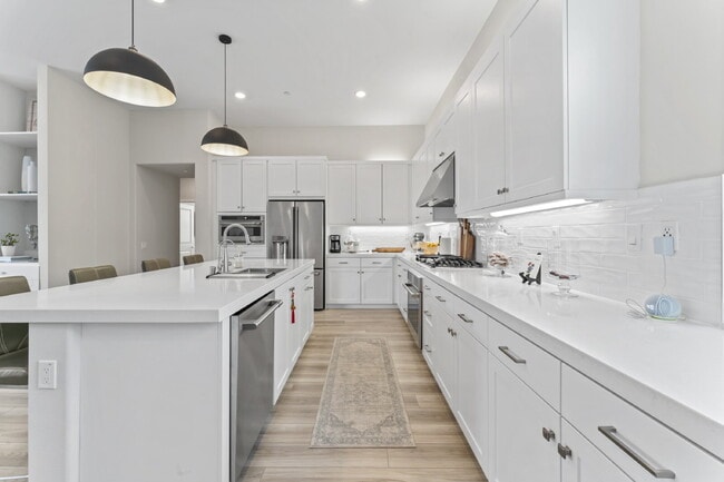 Building Photo - "Spacious 3-Bedroom Townhouse Retreat in P...
