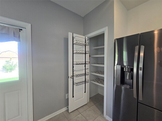 Building Photo - 7318 Parkview Dr