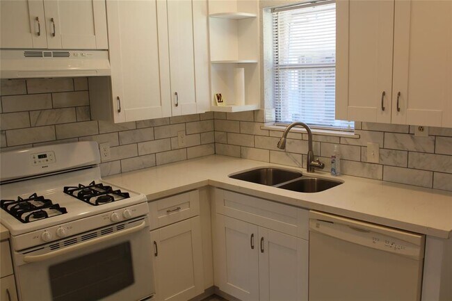 Building Photo - 1016 W Tri Oaks Ln