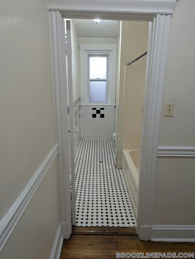 Building Photo - 364 Riverway