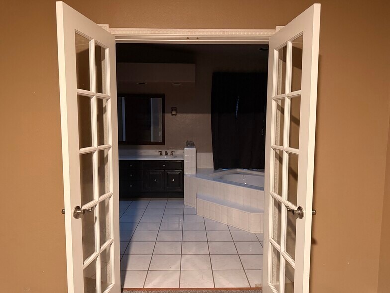 Building Photo - 15550 La Entrada Dr