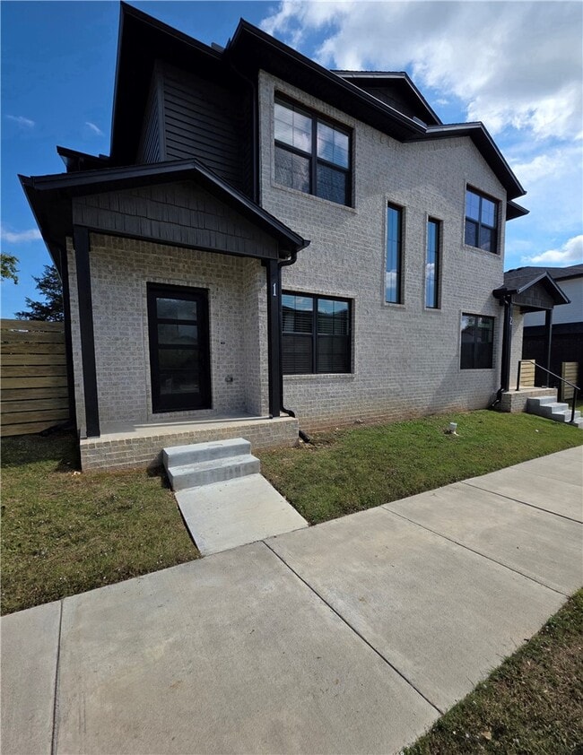 Building Photo - 826 N Crater Ave