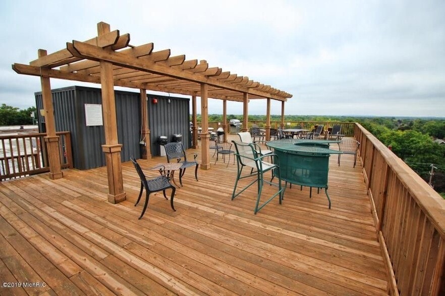 Building Photo - 505 Cherry St SE