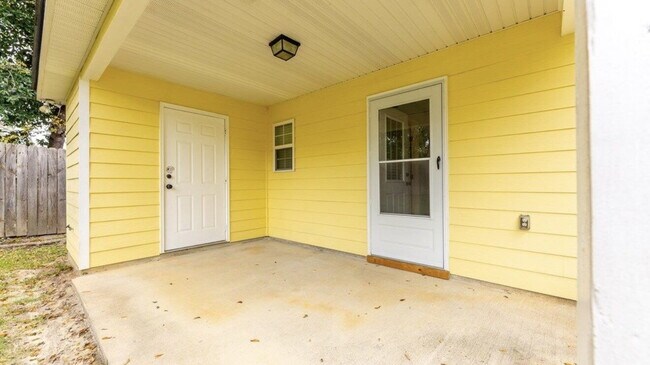 Building Photo - 3BR/2BA — Fenced Yard, Gated Parking, Lawn & Pest Included | Available 7/27