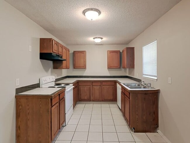 Building Photo - No Application Fee* Plus $250 Off First 2 ...