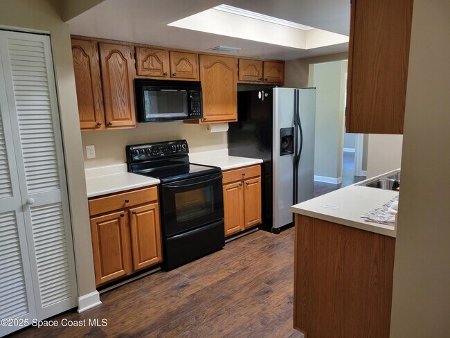 Building Photo - 245 Harbour Dr E