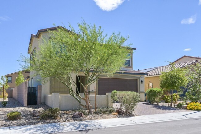 Building Photo - NW!! Solar!!  Gated!!  Bed and bath downst...