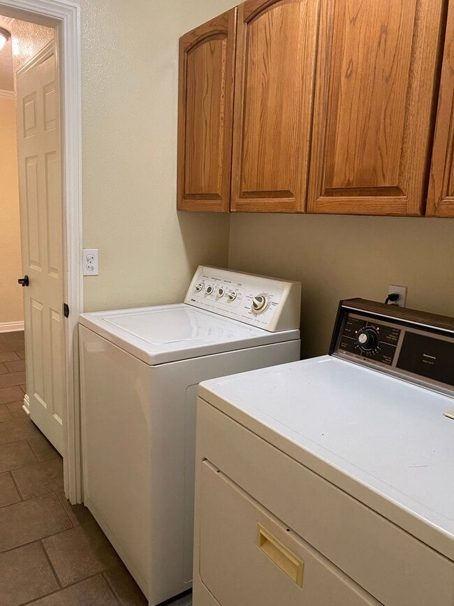 Building Photo - Charming, remodeled, country style home in private Simi Valley location.