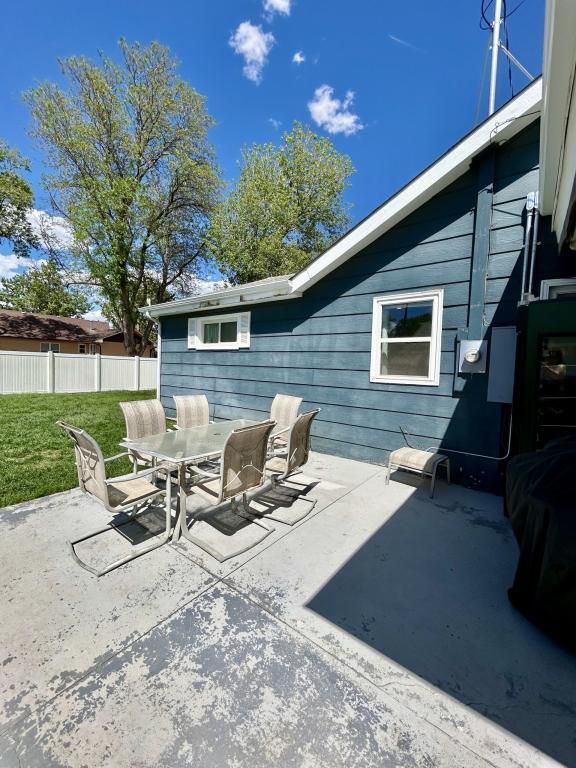Building Photo - 233 Greydene Ave