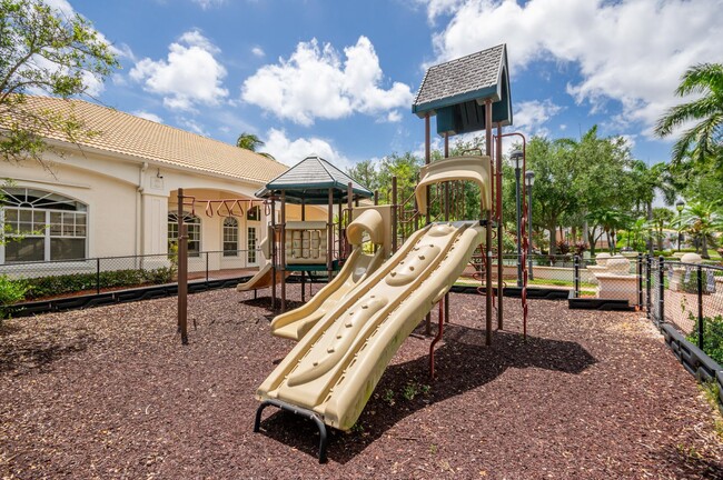 Building Photo - 2206 Myrtlewood Cir E