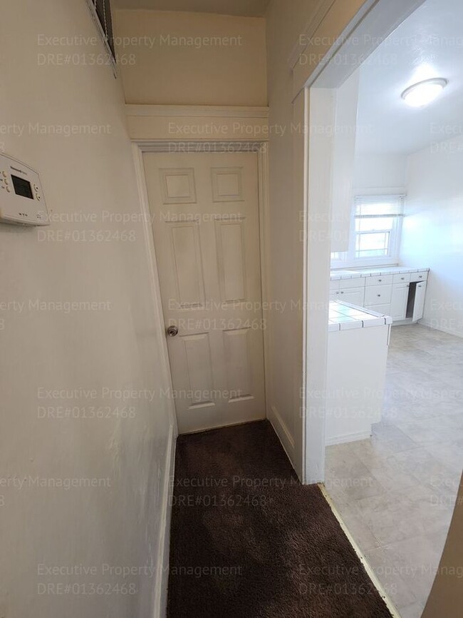 Building Photo - Move in ready. 3 bedrooms/ 1.5 bath, yard,...