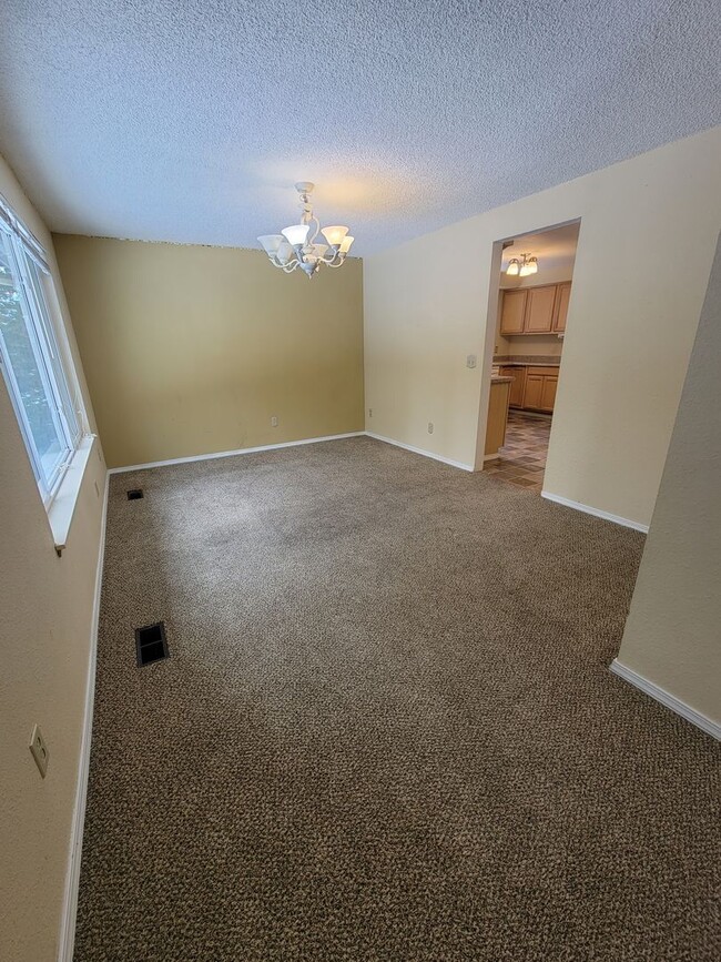 Building Photo - Spacious home in Kennewick