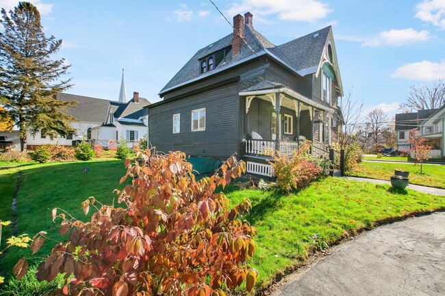 Building Photo - 19 Pine St