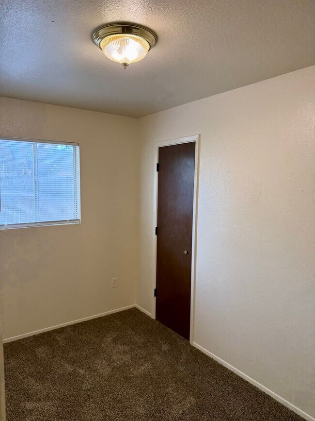 Building Photo - General Marshall St (216)