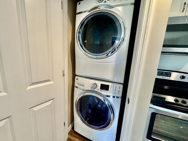 Building Photo - Old Town Bluffton Furnished Apartment!