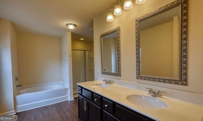 Building Photo - 6571 Bluffview Dr