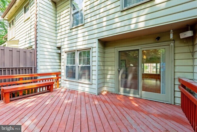 Building Photo - 215 Lynn Manor Dr