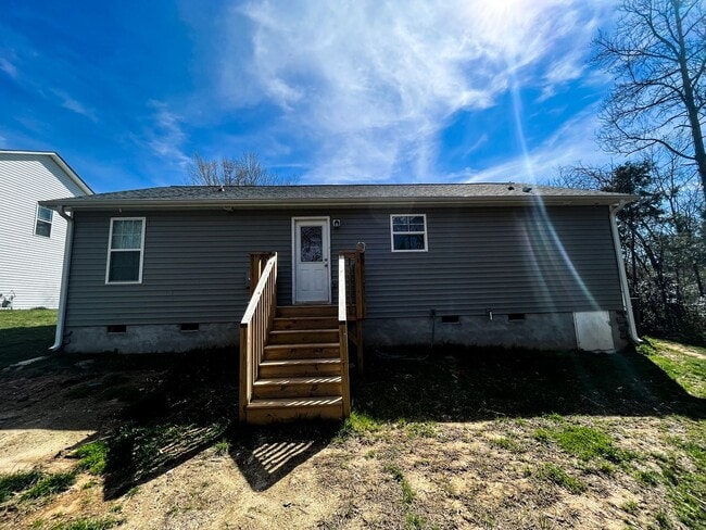Building Photo - Winston Salem 3 Bedroom 2 Bathroom Ranch Style Home