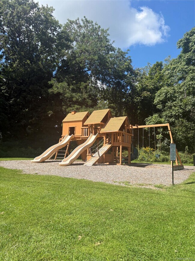 Building Photo - 4 Fishkill Glen Dr