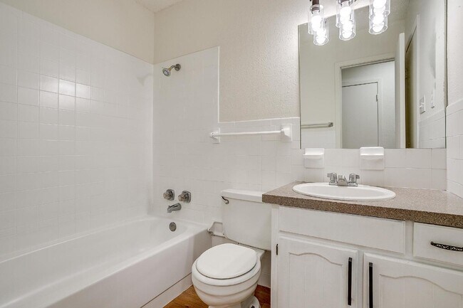 Building Photo - Charming 2-Bed, 2-Bath Duplex in Burleson