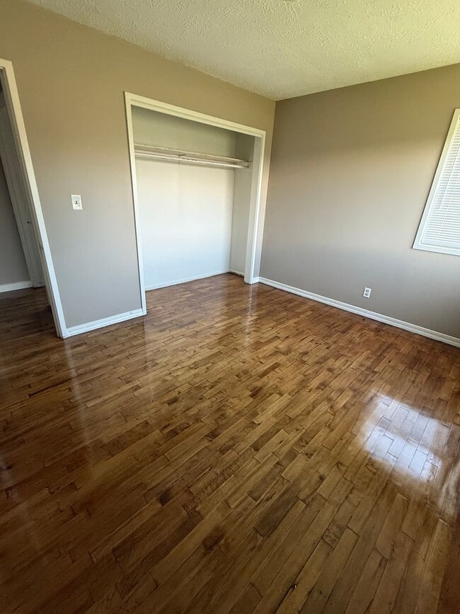 Building Photo - Spacious Ranch Rambler with 2 car garage