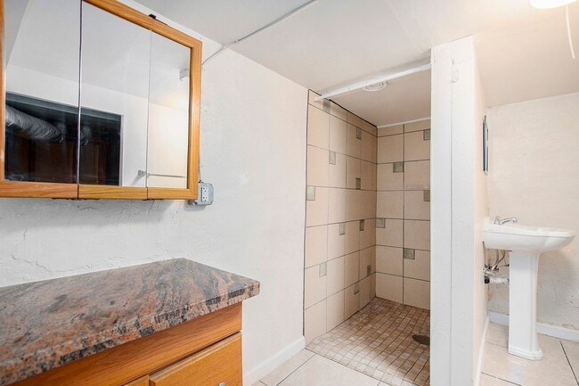 Building Photo - Charming 4Bed/2Bath Bungalow in Highlands