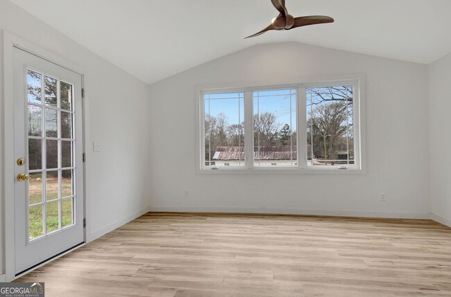 Building Photo - 183 Pine St NE