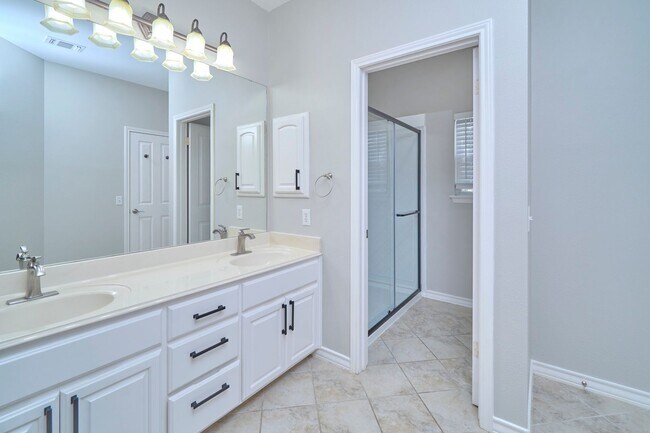 Building Photo - Mission Ridge beauty-4 bedroom 3 1/2 bath-...