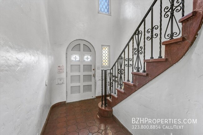 Building Photo - Gorgeous Spanish Style 3Bed 2Bath In Prime...