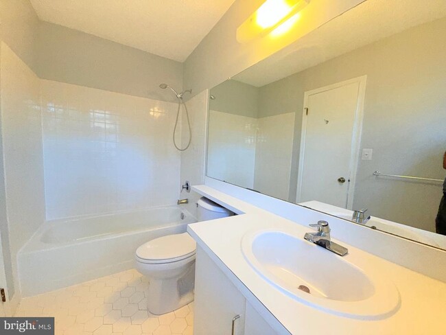 Building Photo - 31 Drewes Ct
